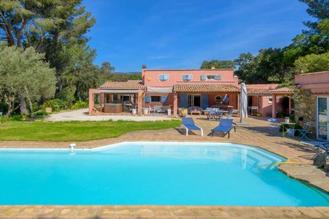 In the heart of the hills of Bormes les Mimosas, on a spacious plot of 12,302 m2, lies a beautiful property of over 240 m2. Beginning with the property itself, this villa offers generous living space, including a double living room separated by a dou...