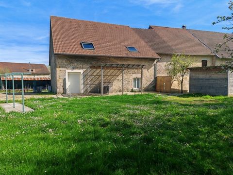 BEFFIA EXCLUSIVITY (5 minutes from Orgelet and 15 minutes from the lake) Beautiful and spacious stone house, semi-detached on one side, recently renovated, offering 4 bedrooms, one of which is on the ground floor, kitchen open to exposed stone living...