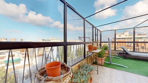 Penthouse in the center of Las Palmas, with panoramic views of the city from the terrace. The property is full of natural light that enters through each of the windows, has fitted wardrobes, large family areas that will make this penthouse your dream...