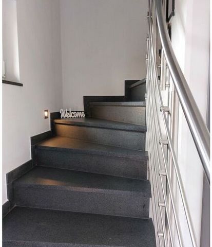 Według własnych progów możesz dotrzeć do sezonu wakacyjnego przez granitowe schody z poręczą ze stali nierdzewnej: 60m² przestrzeni mieszkalnej dla 2 osób + w górę łóżka. W sypialni w wygodnym sprężynowym łóżku (180x200) poczujesz się komfortowo od r...