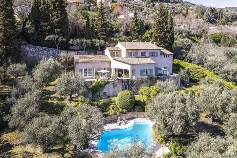 This spacious Provençal residence will charm you with its generous dimensions and panoramic sea view that stretches to the sea. Nestled in a peaceful environment and facing south on a vast plot of 4250m2 with numerous century-old olive trees surround...