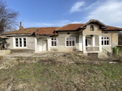 Imoti Tarnovgrad offers you a house in the village of Pisarevo, which is located 11 km from the town of Pisarevo. Gorna Oryahovitsa and 22 km from the town of Oryahovitsa. Veliko Tarnovo. The property is on two levels, and on the first level the loca...