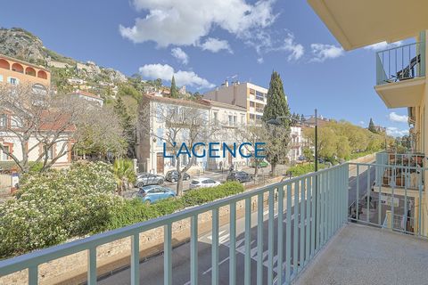 Hyères Ouest, in a small condominium freshly renovated, T3 apartment offering a beautiful unobstructed view. The entrance hall leads on one side to a living room with fitted kitchen facing east with, in the extension, a long balcony. Hallway, shower ...