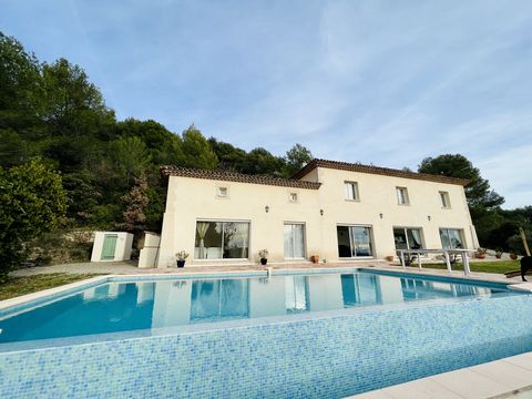 Set in the hills to the north-east of Draguignan, in a peaceful location with splendid panoramic views, this 2006 villa is in perfect condition and very bright, set in grounds of almost 7000 m2 with a 9x4m saltwater infinity pool. Inside, the ground ...