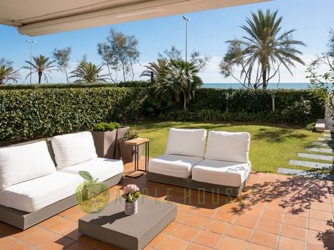 This splendid ground floor apartment in Sitges offers a unique combination of coastal living and contemporary design. This two-storey residence is positioned on the seafront, providing unparalleled views and a tranquil atmosphere. The first floor fea...