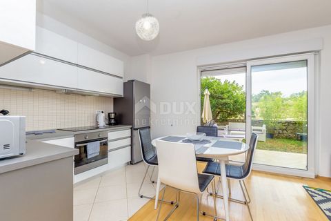 Location: Primorsko-goranska županija, Krk, Krk. CITY OF KRK - Furnished apartment on the ground floor with a garden It is located in a great location, without much noise in the city of Krk, only 800 meters from the sea and the city center. The apart...