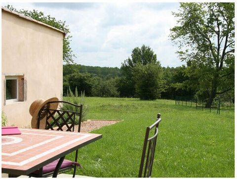 Aperitif under old plane trees. Lavender scent. A swim in the spacious swimming pool. Walk into the village to do some shopping. Cooking in a comfortable kitchen. Enjoy Burgundian wine on the terrace in the evening. Sleep peacefully in good beds. Wel...
