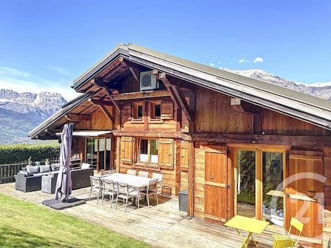 Located in a natural and quiet area of Saint-Gervais les Bains, just 5 minutes by car from the Saint-Gerais-Le Bettex gondola and 10 minutes from the shops in Le Fayet, the train station and the thermal baths, this pretty chalet is set in natural sur...
