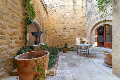 Stone house of 215m2 completely renovated nestled in the heart of a charming historic village near Uzès. Its large spaces and high ceilings combine stone walls, parquet floors, terracotta tiles and wooden beams, and offer a breathtaking view of the s...