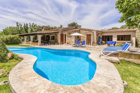 Charming country house with rental license and many traditional features near Pollensa Situated in a very quiet, country location between Pollensa and Alcudia, far from any road noise, is this typically traditional country house with tourist rental l...