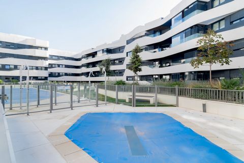 This magnificent and semi-new apartment is located in one of the most exclusive areas, within the Parque de Galicia. It stands out for its energy efficiency A and spectacular qualities: state-of-the-art double glazed windows that guarantee unbeatable...