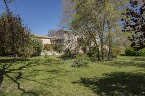 The BEC CAPRON IMMOBILIER Agency, specializing in charming and prestigious properties, presents this rare pearl nestled in the heart of the prestigious Parc du Luberon. Just 9 km from Forcalquier and 20 minutes from the A51, this property and its riv...
