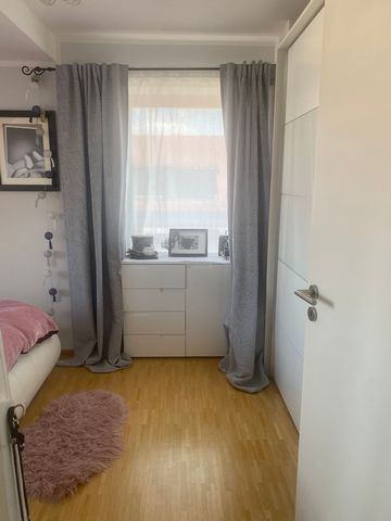 Lovingly furnished boho flat is looking for a lodger. Completely furnished and fully equipped. 68 sqm, roof terrace, bus in front of the door, supermarket and restaurant around the corner, to the underground (Partnachplatz U6) approx. 7 min.