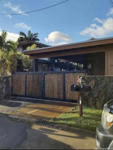 An der Nordküste von Oahu in Waialua gelegen, ist dies ein wunderschön renoviertes Haus, nur wenige Gehminuten von den Stränden und der historischen Stadt Haleiwa entfernt. Das Haupthaus bietet einen komfortablen und geräumigen Wohnraum. Mit 3 Schlaf...