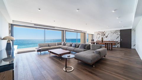 Just 2 minutes from Monaco, this luxury private residence offers unique sea views over the bay of Roquebrune and Monaco. This top-of-the-range apartment is located on the second floor of a new development of just 3 contemporary flats. Accommodation c...