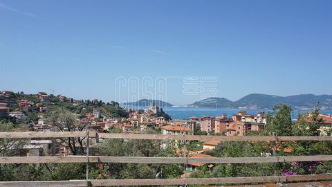 Elegant complex currently under construction, composed of only five exclusive residential units located in the prestigious town of Lerici, in a privileged position a short distance from the sea, the historic center and all the services. ​ The high-le...