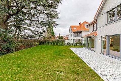 Very well located at 'walking distance' from the numerous shops of the Place Dumon, we present you this new 4 facades villa of New England style and in the course of construction with a great attention to detail and proportions. The living space incl...