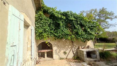Located in the Pierrelatte countryside, we offer you this very pretty farmhouse of 135 m2 of living space to be brought up to date and adjoining stone outbuildings of approximately 280 m2 to be restored which can be transformed into gîtes or guest ro...
