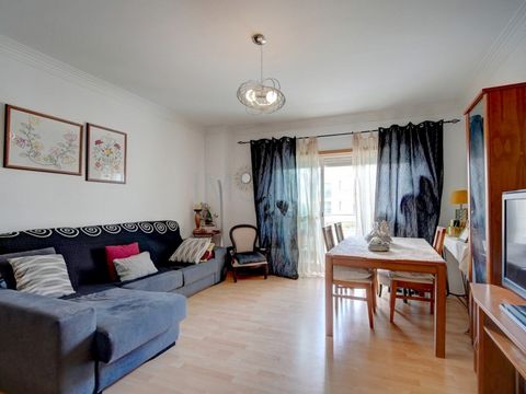 Discover your perfect getaway in this charming 2 bedroom flat with lift. With a great location and close to all services, it is 1m from the A33 exit. With an east-west layout, which gives it a good luminosity. The flat consists of: Kitchen with dishw...
