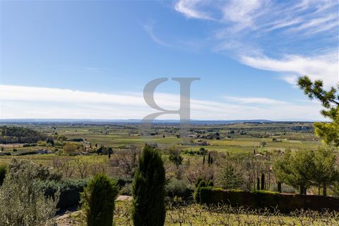 Villa with swimming pool for sale VAISON LA ROMAINE AREA - Provence - Sole Agency. Splendid dominant view and privileged location for this approx 170 sqm house set on over 3300 sqm of land for sale on the edge of a village near Vaison la Romaine. Thi...