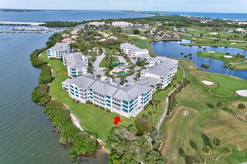 Eckeinheit mit herrlichem Blick auf den Fluss und den Golfplatz. Das Beste aus beiden Welten, mit weitem Blick auf den Fluss und Blick auf den Golfplatz/See. 2 separate abgeschirmte Veranden. Eine Veranda neben der Master-Suite und dem Wohnzimmer mit...