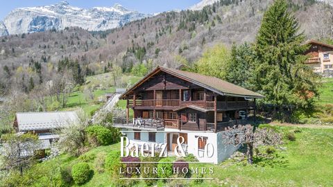 On the heights of Servoz - Come and discover this magnificent country farmhouse dating from 1806, set in grounds of approx. 1047 sqm with stunning views of the Mont Blanc massif. The farmhouse comprises a large entrance hall with cupboards, a lounge/...