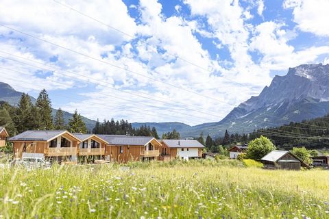 Auf 130 m² fühlen sich bis zu 8 Personen wohl. Das Massivholzbau-Chalet verfügt über vier Schlafzimmer mit Boxspring-Doppelbetten und drei Badezimmer (zwei davon en suite, Haartrockner vorhanden) sowie ein separates Gäste-WC. In Ihrem privaten Wellne...