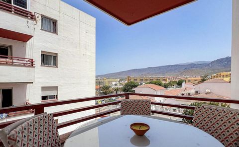 Kans op het Palmeras del Sur complex aan de Costa Adeje. Dit appartement van 83 m² is verdeeld in 3 slaapkamers, 2 badkamers, een gerenoveerde ingerichte keuken, een lichte en gezellige woonkamer met uitzicht op de bergen en 2 balkons met uitzicht. D...