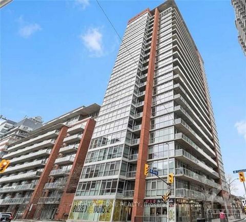 Bodenbelag: Fliesen, Willkommen auf dem Byward Market. Dieses tolle 2 Schlafzimmer 2 Bäder. Die Einheit in der begehrten Eigentumswohnung East Market 3 befindet sich an der südwestlichen Ecke im 3. Stock und bietet Blick auf die berühmte George Stree...