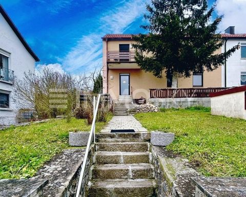 Te koop is een charmante tweegezinswoning gebouwd in 1958, verdeeld in twee aparte appartementen, ideaal voor gezinnen of als investering. Het gebouw strekt zich uit over twee verdiepingen en biedt een royale leefruimte van ca. 160 m², verdeeld over ...