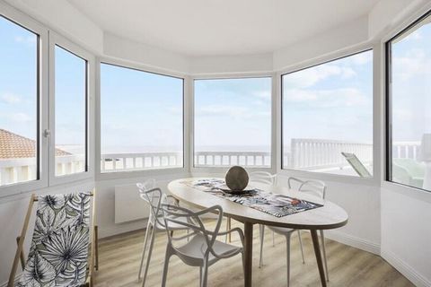 Gelegen tegenover het strand is dit prachtige appartement met groot terras en uitzonderlijk uitzicht op de oceaan geschikt voor maximaal 2 personen. 7 personen. In het hart van de stad, in het hart van de stad. Op een steenworp afstand van het casino...