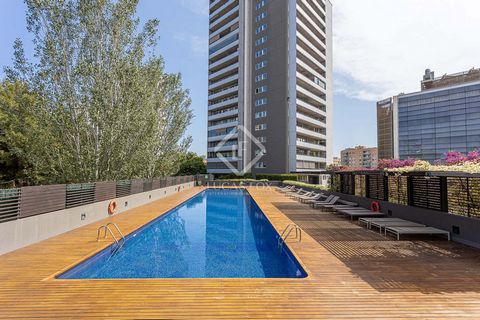 Estupendo piso de 68 m² situado en el residencial Illa del Cel en la calle Llull, cerca de la playa, junto al centro comercial Diagonal Mar y con buen acceso a la Ronda Litoral y al aeropuerto. El complejo ofrece unas instalaciones comunitarias excel...