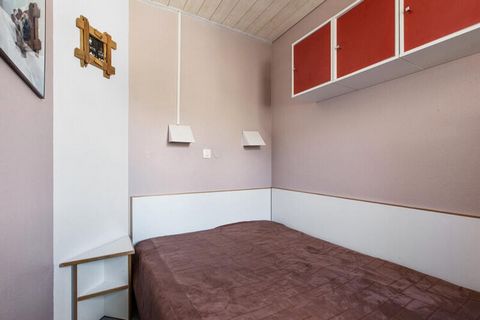 Ce charmant appartement peut accueillir jusqu'à 5 personnes avec un séjour doté de deux canapés-lits (dont un avec un lit gigogne) et une chambre séparée avec un lit double. Les animaux domestiques sont admis moyennant des frais supplémentaires et su...