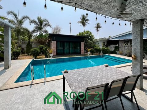 Huis en fitnessruimte te koop in Huay Yai - 10.9M THB Deze woning van 1-rai omvat: - Hoofdhuis (150 m²): 2 slaapkamers met airconditioning (optie voor 3), grote inloopkast, 2 badkamers, hoge plafonds, woonkamer, keuken en een muziekkamer van 22 m². -...