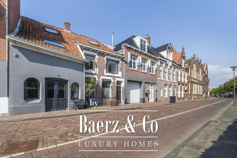 Karakteristiek gemoderniseerd herenhuis w.o. 2 multifunctionele appartementen! Op steenworpafstand van het karakteristieke gezellige centrum van watersportstad Sneek op goede woonstand, ligt dit perfect onderhouden herenhuis, met vijf slaapkamers, dr...