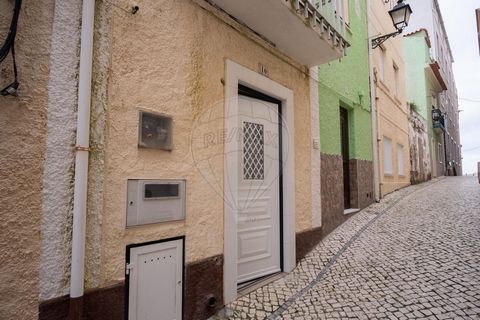 En una de las mejores ubicaciones de la zona histórica al norte del pueblo, al lado del ascensor, tengo a la venta una casa independiente típica de Nazaré, ubicada en una calle paralela a la zona de restaurantes, lo que permite total tranquilidad y p...