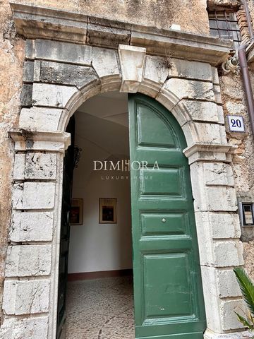 Beautiful Apartment in the Heart of Veroli (FR)   In the heart of the historic village of Veroli, one of the most fascinating places in Ciociaria, we offer for sale a unique apartment, perfect for those looking for a housing solution that combines sp...