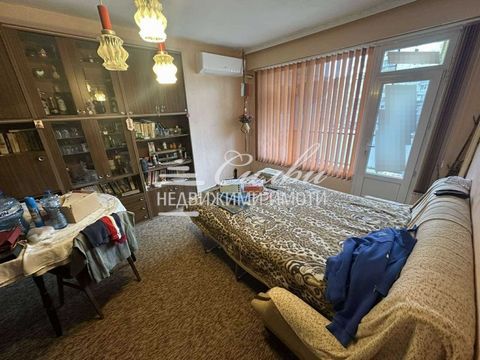 ZWEI-Zimmer-Wohnung in Zapad 2! Die Wohnung hat eine Fläche von 84 m² und verfügt über folgende Aufteilung: L-förmiger Flur, GERÄUMIGES Wohnzimmer mit verglaster Terrasse, Küche mit verglaster Terrasse, ZWEI Schlafzimmer, Bad und WC separat. Verbesse...