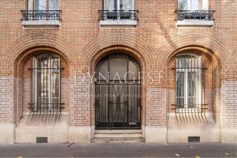 Appartement spacieux avec une hauteur sous plafond de 3,80 m, situé dans un immeuble de standing datant de 1930. Il dispose d'une entrée privée, de deux grandes pièces de 20 m² chacune, d'une grande cuisine, d'une entrée, d'une salle d'attente et de ...