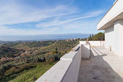 En colaboración con la agencia Tecnocasa en via Matteotti presentamos I VIGNETI ERETINI, dos villas unifamiliares en una colina con una vista fascinante de un pintoresco valle de viñedos y olivares. Presentamos villa BELLONE, construida con cuidado y...