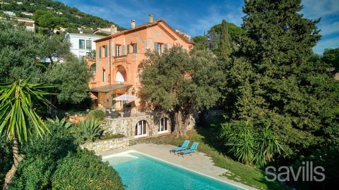 Diese historische Villa aus dem Jahr 1928 mit freiliegendem Mauerwerk bietet ein außergewöhnliches Wohnumfeld in einer ruhigen Wohnumgebung. Ein seltenes Anwesen mit Meerblick, Swimmingpool und mediterranem Garten. Auf der Eingangsebene finden Sie ei...