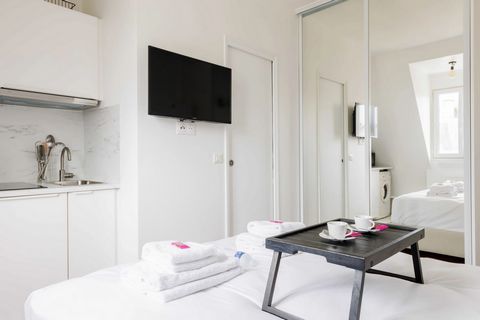 Voici un charmant studio confortable situé au 6ème étage d'un élégant immeuble Haussmannien sécurisé (avec ascenseur). Il offre les aménagements suivants : Un lit double de 140x190 cm. Une kitchenette entièrement équipée comprenant un réfrigérateur, ...