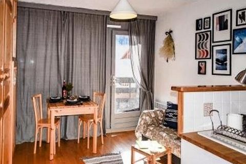 To przytulne studio o powierzchni 26 m², zlokalizowane na 2 pi?trze budynku z wind?, jest idealne na pobyt w górach. Mo?e pomie?ci? maksymalnie 4 osoby i dysponuje ?ó?kami pi?trowymi przy wej?ciu oraz rozk?adanym ?ó?kiem o szeroko?ci 140 cm w salonie...