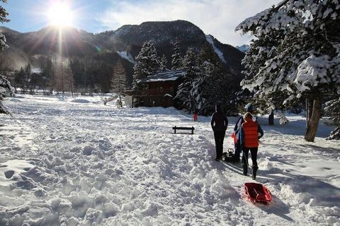 Rezydencja Galibier zlokalizowana jest w pobliżu Salle les Alpes, 100 m od remontowanych maszyn Casse du Boeuf i 200 m od centrum handlowego Pré Long. Cette petite résidence est en front de neige. Ce studio coin montagne est organisé de la manière su...