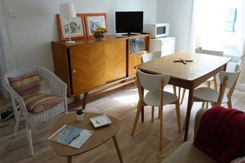 Appartement T3 van 42 m², volledig vernieuwd, gelegen op de 1e verdieping van een residentie zonder hemel, op 50 meter van het strand en de winkels. Cet appartement, u stelt voor: -Een voorgerecht; -Een salon-verblijf met canapé en fauteuils, TV, taf...