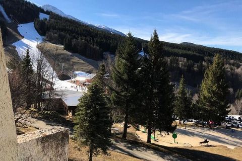 Condominio situato ai piedi delle piste da sci alpino con negozi, ristoranti e scuola di sci in loco. Molte società di noleggio di attrezzature sportive vi accolgono sia in estate che in inverno. In estate le piste da sci lasciano il posto ad un'area...