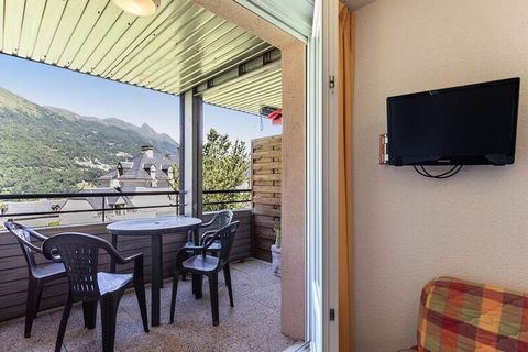 Ten apartament o powierzchni 35 m² oferuje przyjemny salon/kuchnię otwierającą się na balkon od strony zachodniej z meblami ogrodowymi. W salonie znajduje się rozkładana sofa (2 łóżka 90x190) z telewizorem, jadalnia, kuchnia wyposażona w lodówkę, zmy...