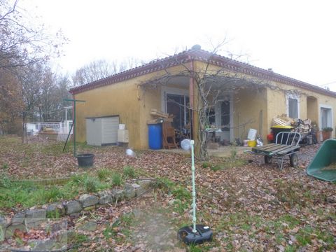 TARN (81) Te koop aan de rand van Graulhet, een huis en een groot stuk grond. Op 30 km van Castres, 30 km van Albi, 60 km van Toulouse en 140 km van Beziers, ligt dit gelijkvloerse huis van 150 m2 woonoppervlak op een groot perceel van 5459 m2 met ee...