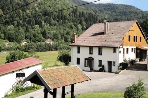 Rijd 4 km richting Schlucht, Vallée de Vologne. Na de crêperie van Scierie steekt u de stenen boogbrug over. De lodge ligt 300 meter bergopwaarts. Kom en geniet van de voordelen van de bergen, in het hart van de Hautes-Vosges op een hoogte van 760 me...