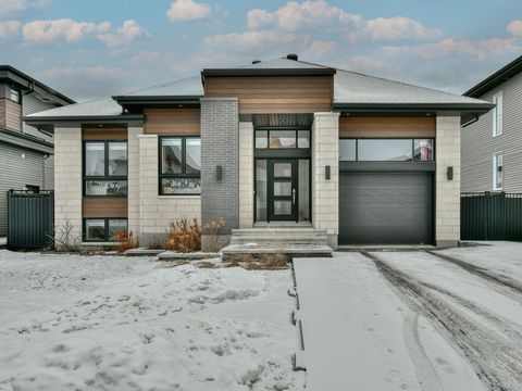 Découvrez cette superbe propriété située dans un nouveau quartier familial à Sainte-Marthe-sur-le-Lac. Profitez d'une piscine creusée parfaite pour l'été et d'un vestibule fermé offrant un espace de rangement pratique. Le garage est équipé d'une mezz...